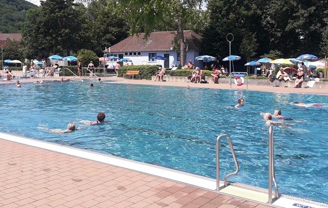 Schwimmer im Kuchener Freibad