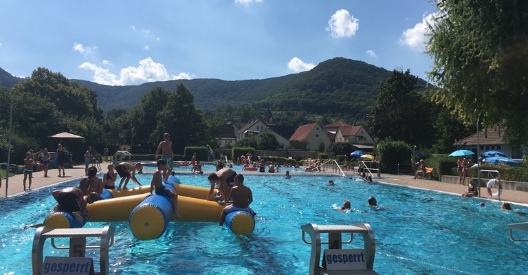 Besucher im Freibad, Kids auf Trimaran