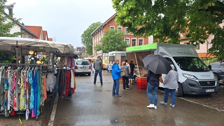 Einige Marktbesucher vor den Ständen