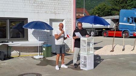 BM Rößner und Architekt Wittlinger vor dem zukünftigen Gesdundheitszentrum