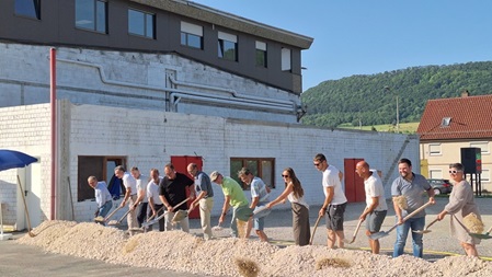 Mehrere Personen beim Spatenstich für das neue Gesundheitszentrum