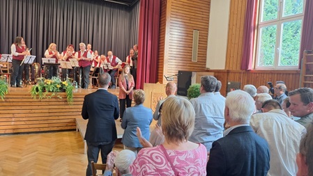 Standing Ovation für die neue Bürgermeisterin