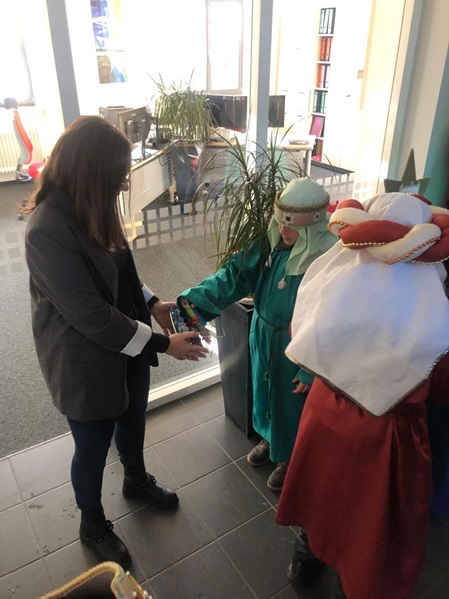 Bürgermeisterin Katja Schaible-Schmidt mit den Sternsingern im Rathaus