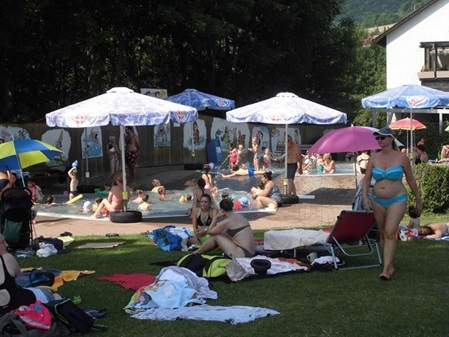 Freibad mit Badegästen