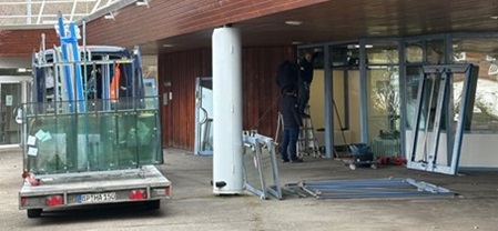 Mitarbeiter der Fa. Habdank beim Austausch der Türelemente