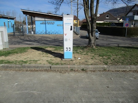 E-Ladestation am Ankenparkplatz. Im Hintergrund das Kuchener Freibad.
