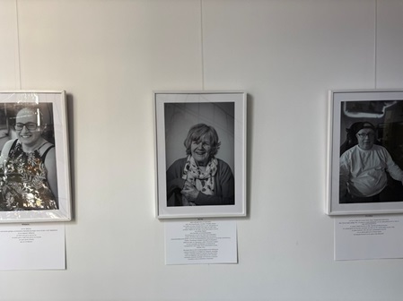 3 Fotos von der Bilderausstellung "Vielfalt Mensch" im Kuchener Rataus