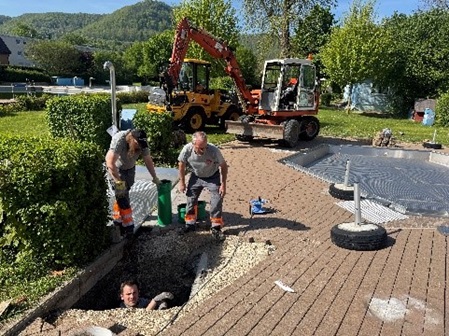 Bauhofarbeiter bei der Arbeit im Freibad