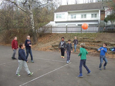 Fußballspielende Kinder bei der Ganztagsbetreuung der Gottfried-von-Spitzenberg Schule
