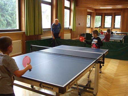 Kinder beim Tischtennisspielen in der Ganztagsbetreuung der Kuchener Schule