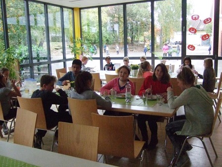 Kinder beim Mittagessen bei der Ganztagsbetreuung der Kuchener Schule