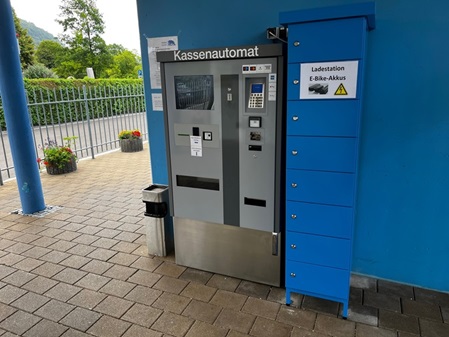 Am Eingang des Freibad steht ein Kassenautomat und eine Ladestation für E-Bike-Akkus.