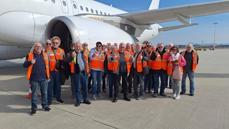 Viele Besucher von der BIK bei der Flughafenführung Stgt.