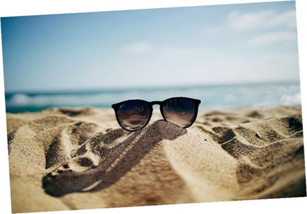 Brille im Sandstrand