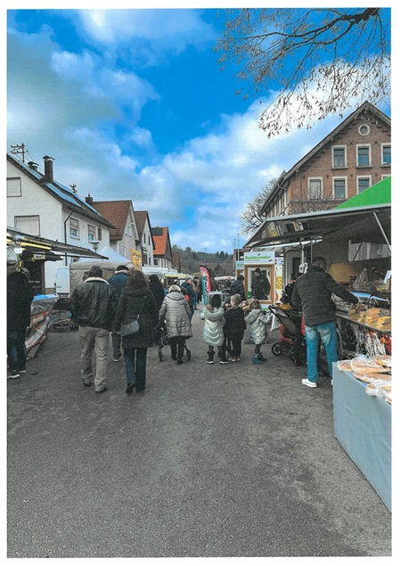 Lichtmessmarkt Besucher bei den Marktständen im Hintergrund das Kuchener Rathaus