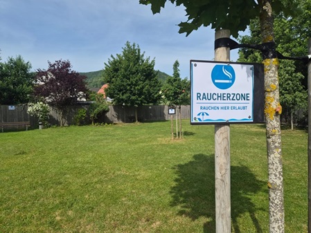 Liegewiese mit Schild Raucherzone
