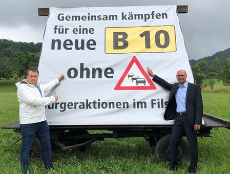 Plakat "Gemeinsam kämpfen für eine neue B10" mit BM Rößner und Schlagersänger Tobee