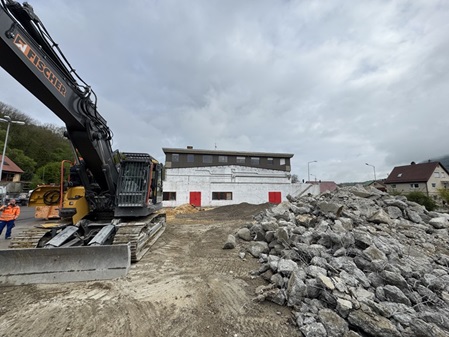 Die Lagerhalle beim Filba-Areal wurde abgerissen. Gesteinsbrocken auf dem Boden...