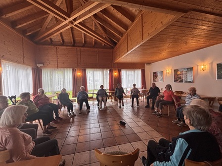 Sitzgymnastik mit vielen erfreuten Senioren