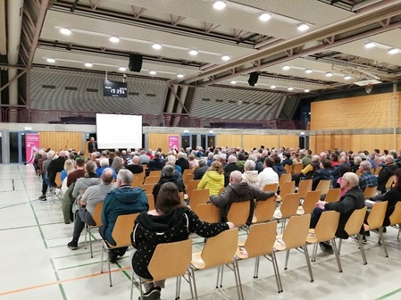 Mehrere Bürger bei der Infoveranstaltung Glasfaser in der Ankenhalle