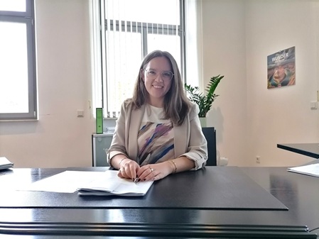 Katja Schaible-Schmidt in Ihrem Büro am Schreibtisch