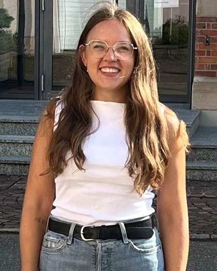 Bürgermeisterin Katja Schaible-Schmidt, stehend vor dem Rathaus
