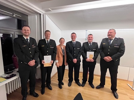 BM'in Katja Schaible-Schmidt mit dem neuen und alten Kommandanten-Team