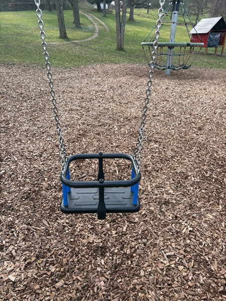 Die neue Babyschaukel auf dem Spielplatz Marktplatz