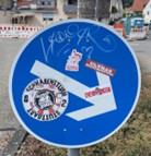 Verkehrsschild mit Aufklebern beklebt