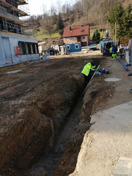 Straßengraben ein Arbeiter steigt aus der Leiter aus dem Graben