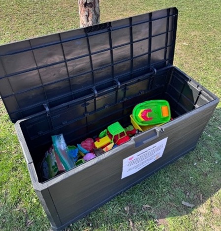 Spielzeugkiste auf dem Spielatz Seewiesen