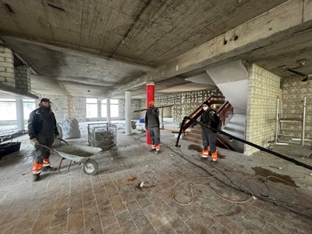 3 Bauhofmitarbeiter bei der Entkernung des Filba-Gebäudes