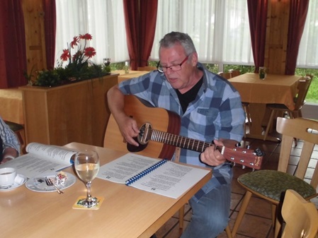 Wolfgang Stier spielt Gitarre