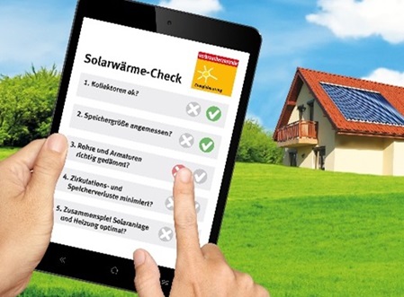 Mobiltelefon mit App für Solarthermie-Anlage