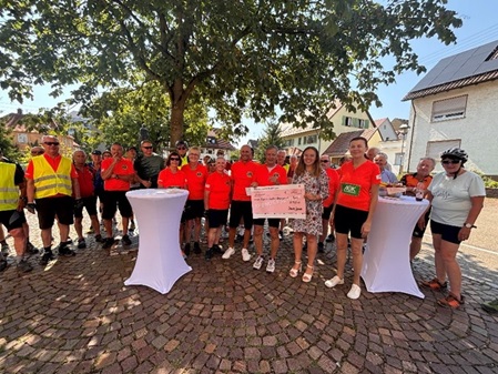 Teilnehmer von Tour de Kreisle mit Bürgermeisterin Katja Schaible-Schmidt vor dem Rathaus bei der Spendenübergabe.