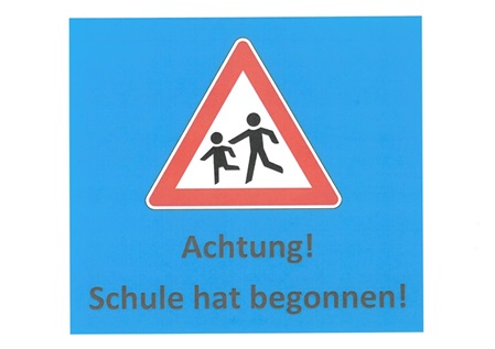 Schild: laufende Kinder Achtung! Schule hat begonnen.