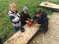 Naturkindergarten, Kinder im Außenbereich beim Spielen