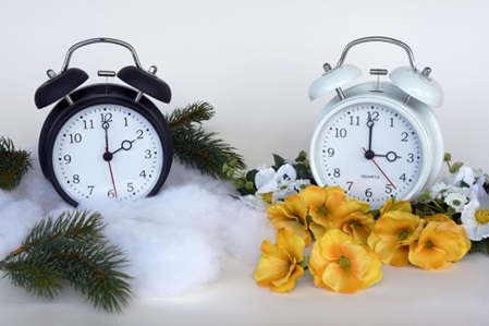 2 Wecker mit Uhrzeit zwei und drei Uhr